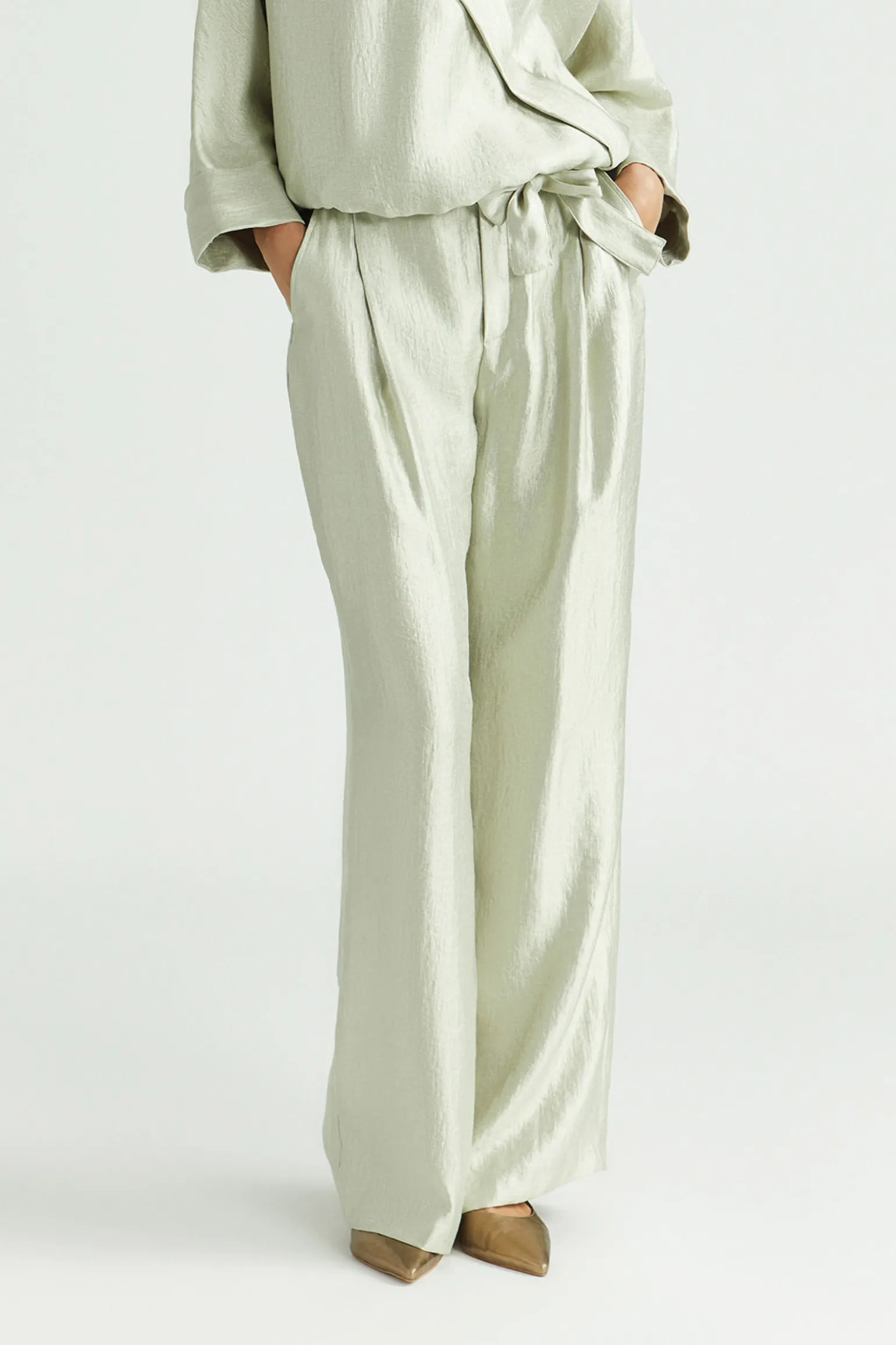 Glänzende Bundfaltenhose