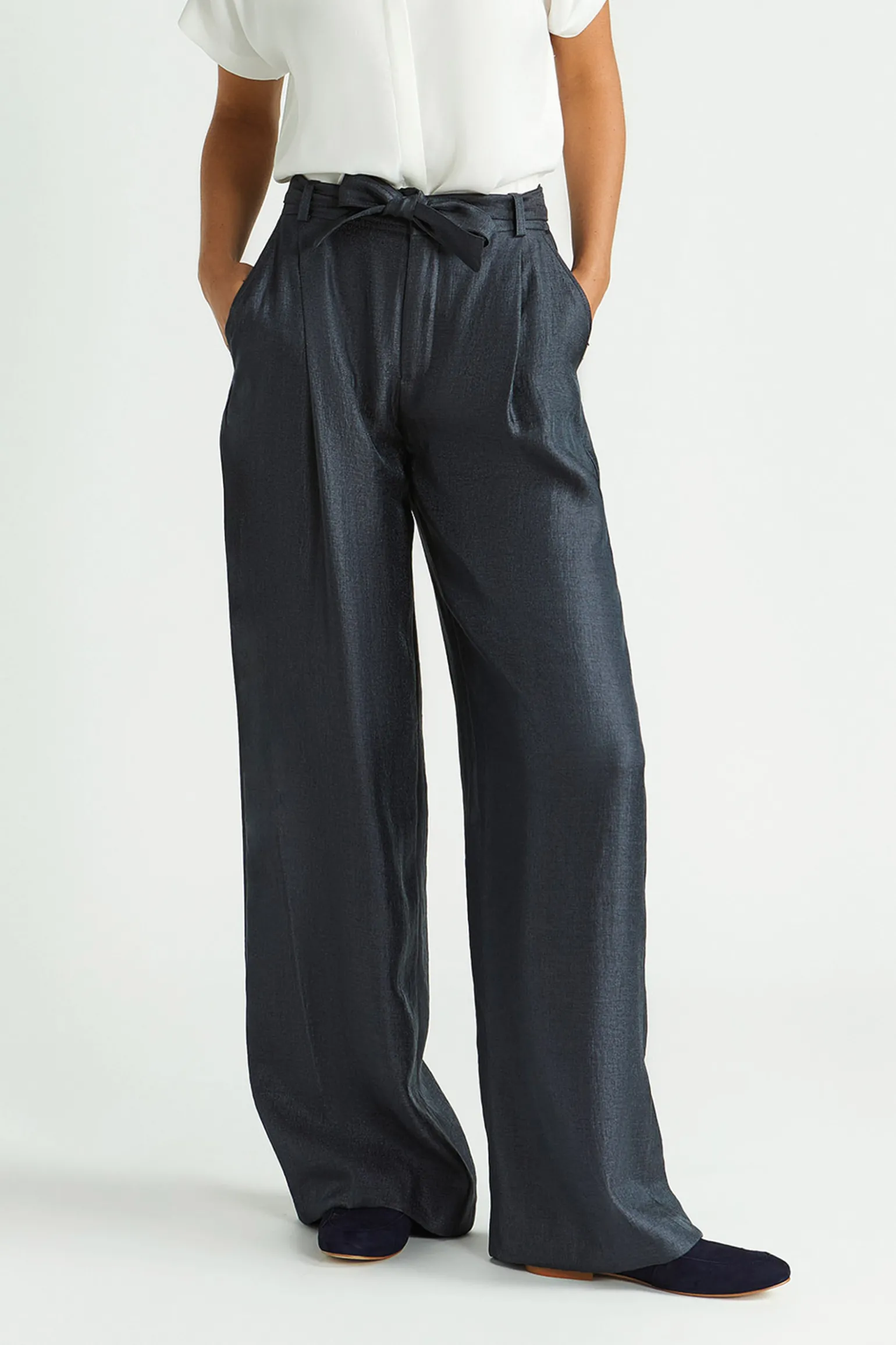 Glänzende Bundfaltenhose