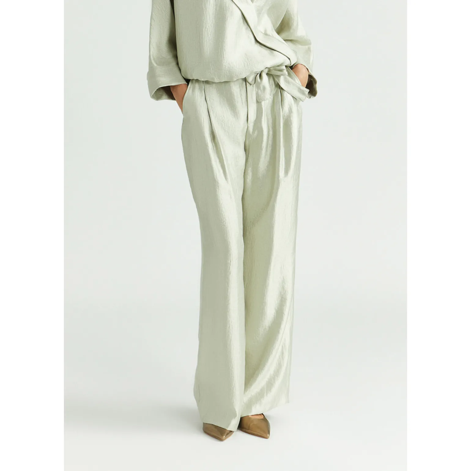 Glänzende Bundfaltenhose