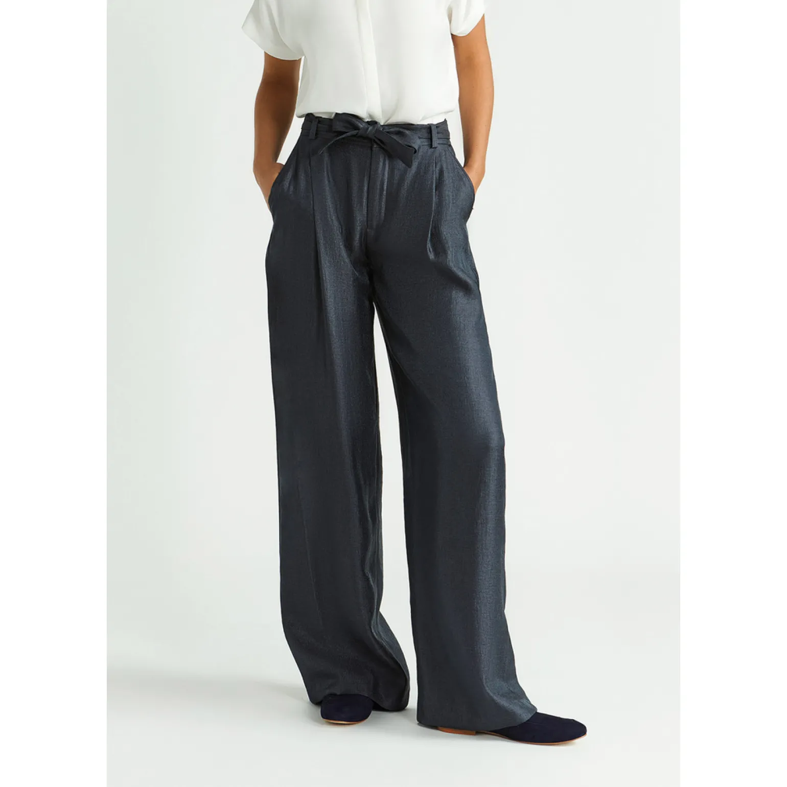 Glänzende Bundfaltenhose