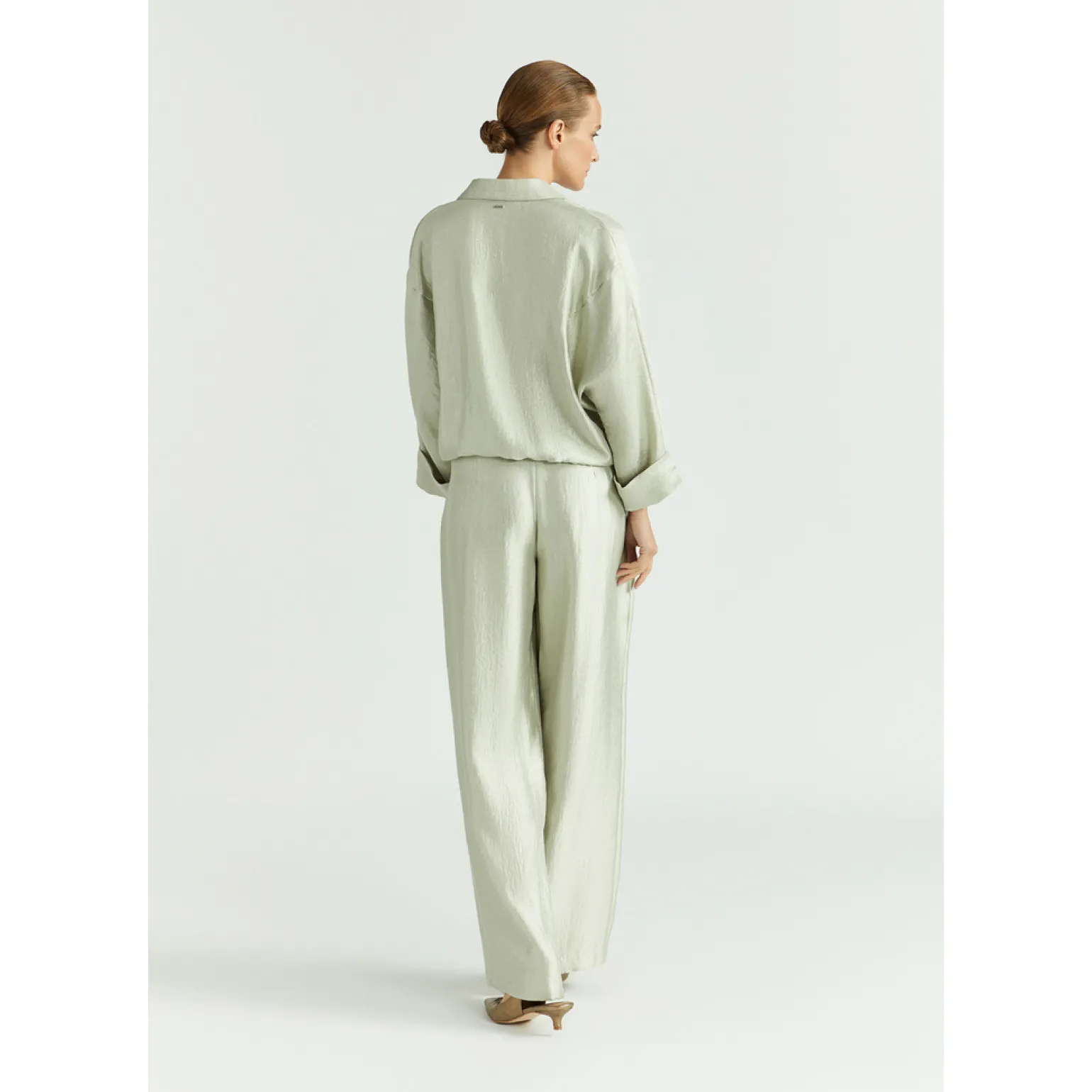 Glänzende Bundfaltenhose