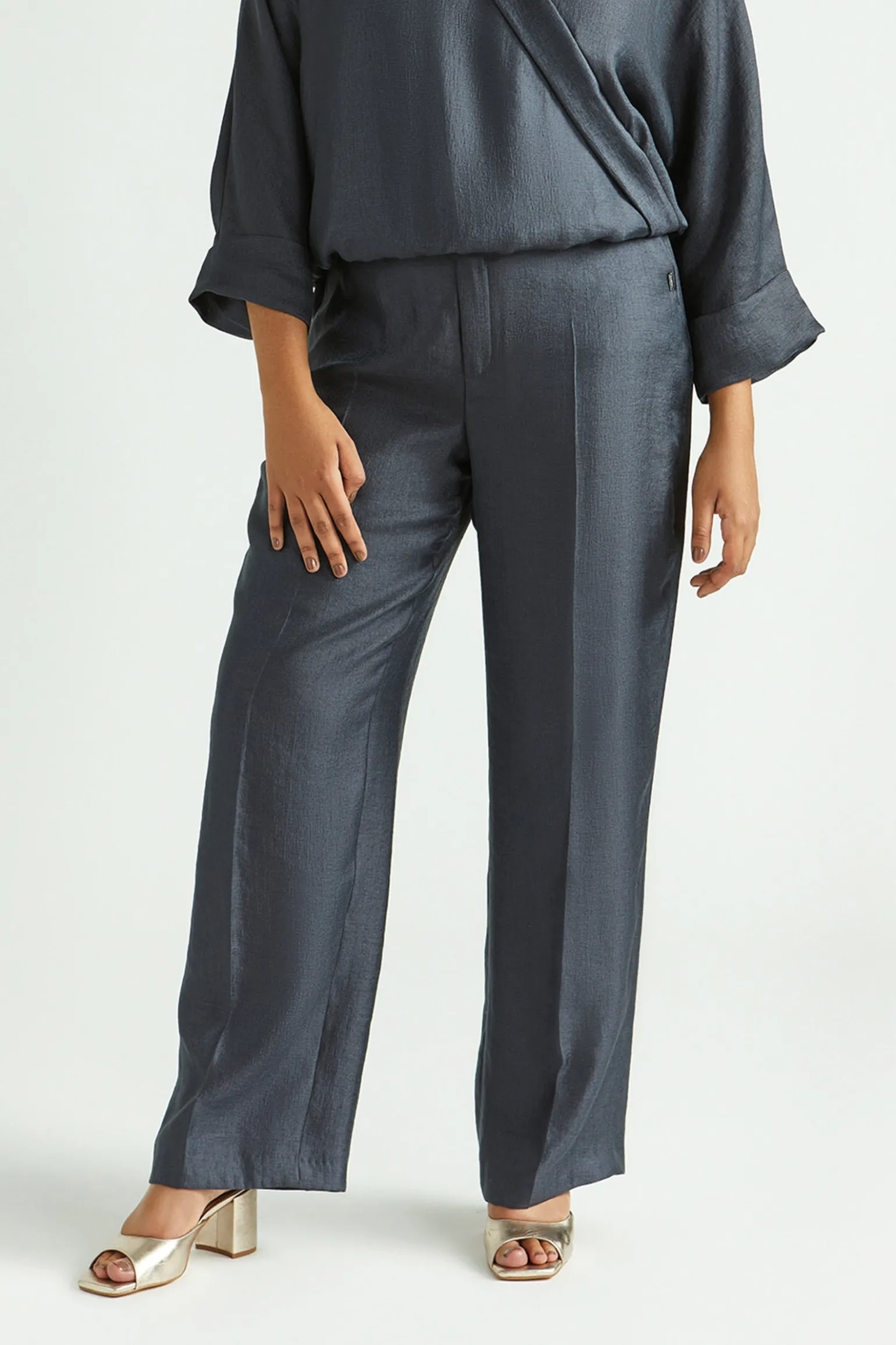 Glänzende Hose mit weitem Bein