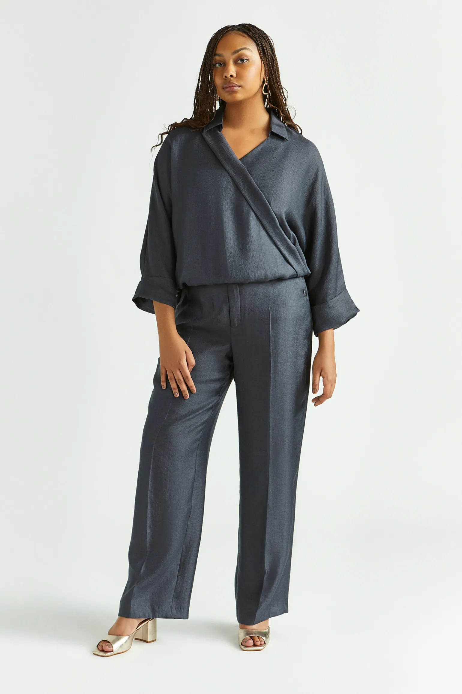 Glänzende Hose mit weitem Bein