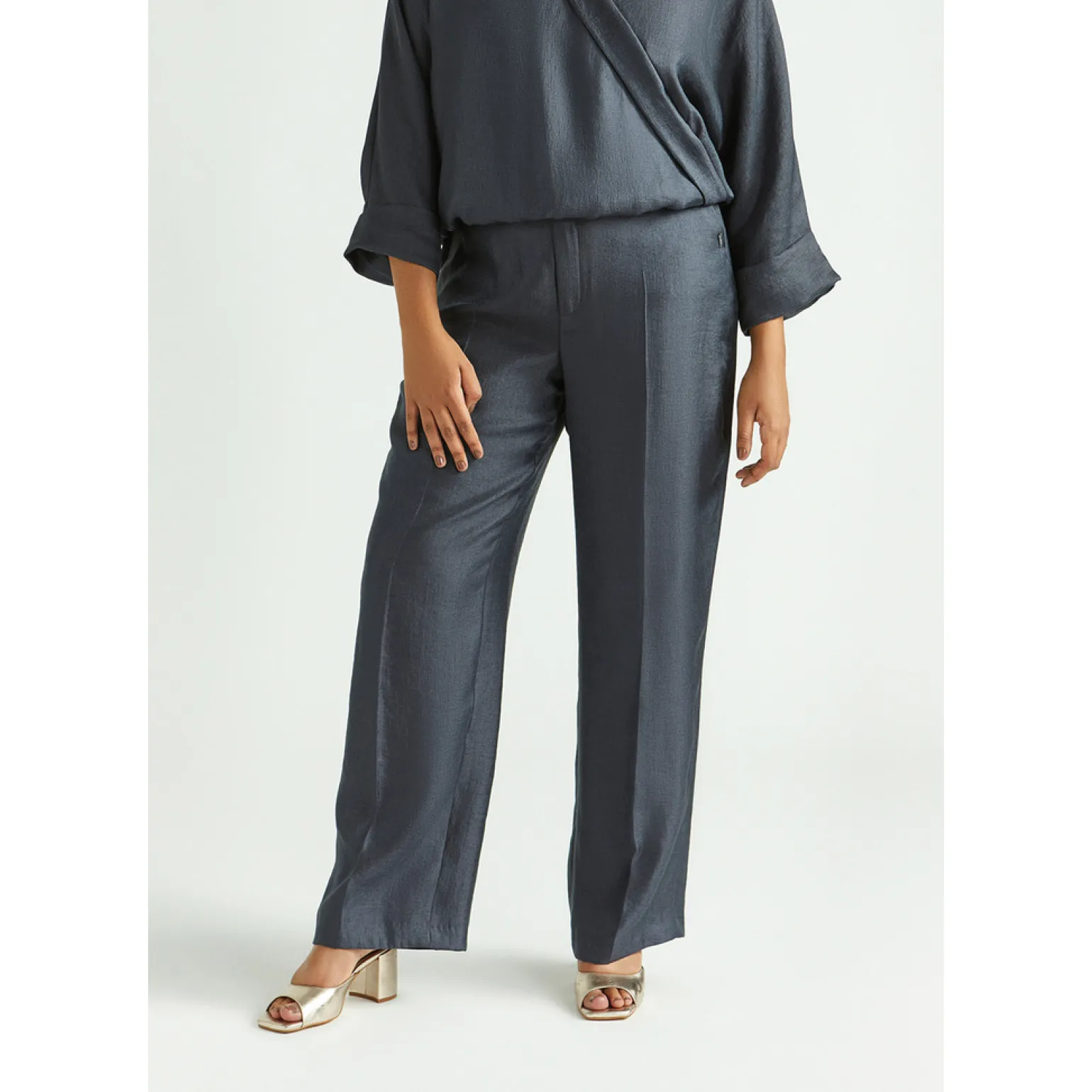 Glänzende Hose mit weitem Bein