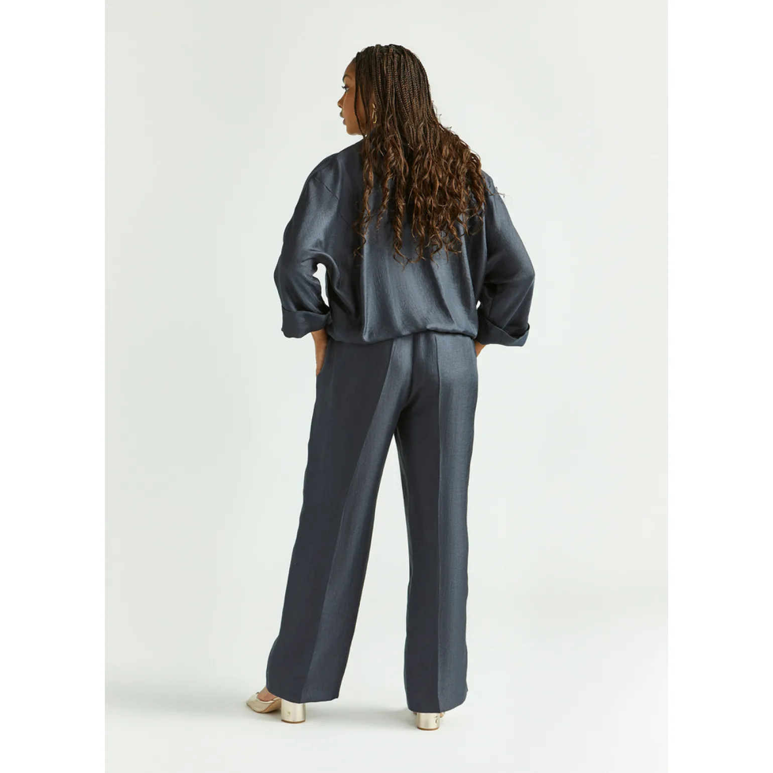 Glänzende Hose mit weitem Bein