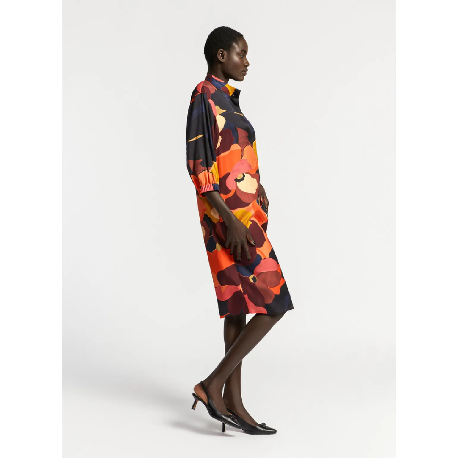 Halblanges Kleid mit Kragen