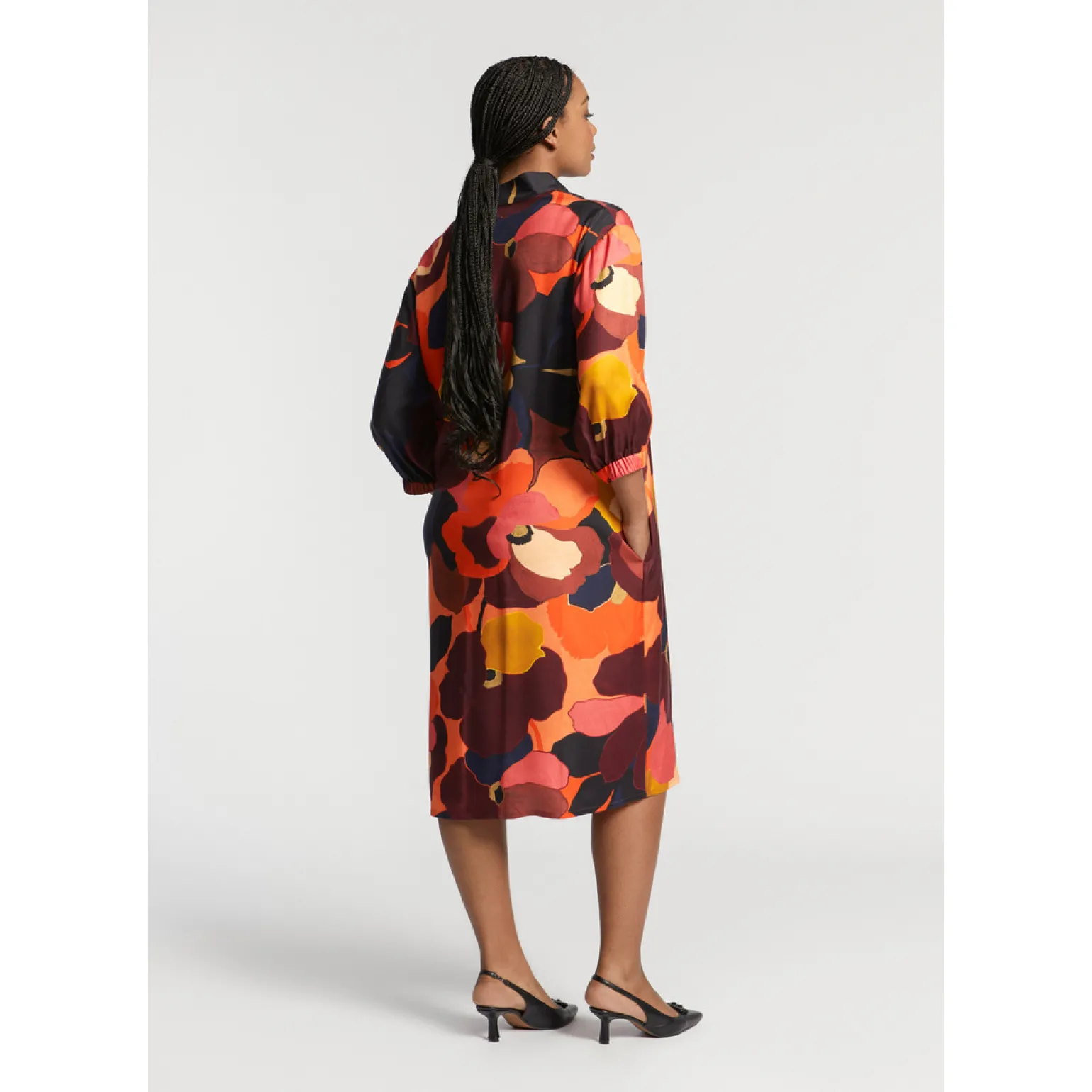 Halblanges Kleid mit Kragen