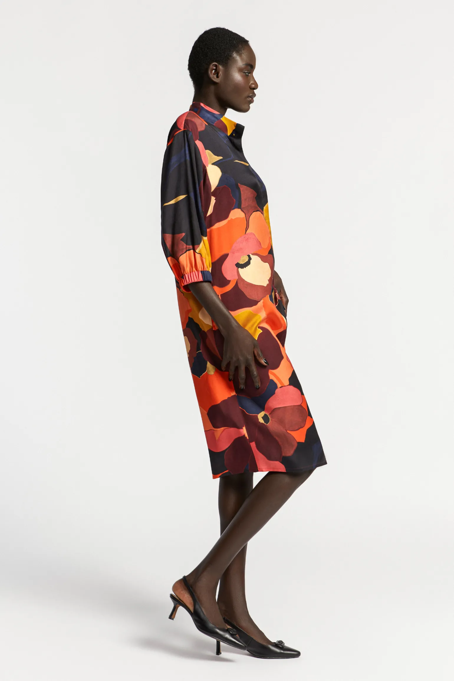 Halblanges Kleid mit Kragen