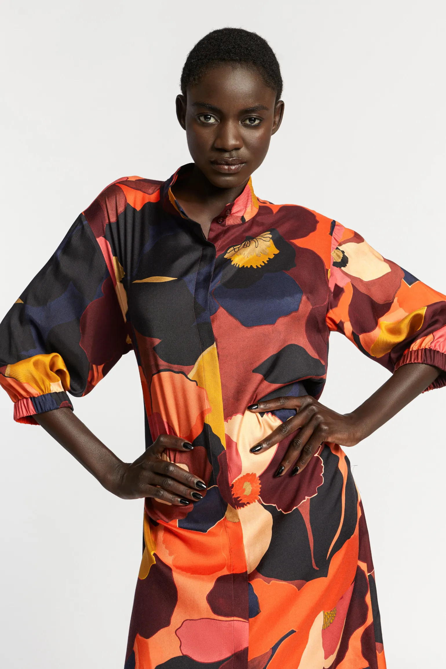 Halblanges Kleid mit Kragen