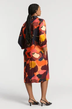 Halblanges Kleid mit Kragen