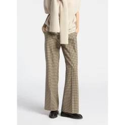 Karohose mit weitem Bein