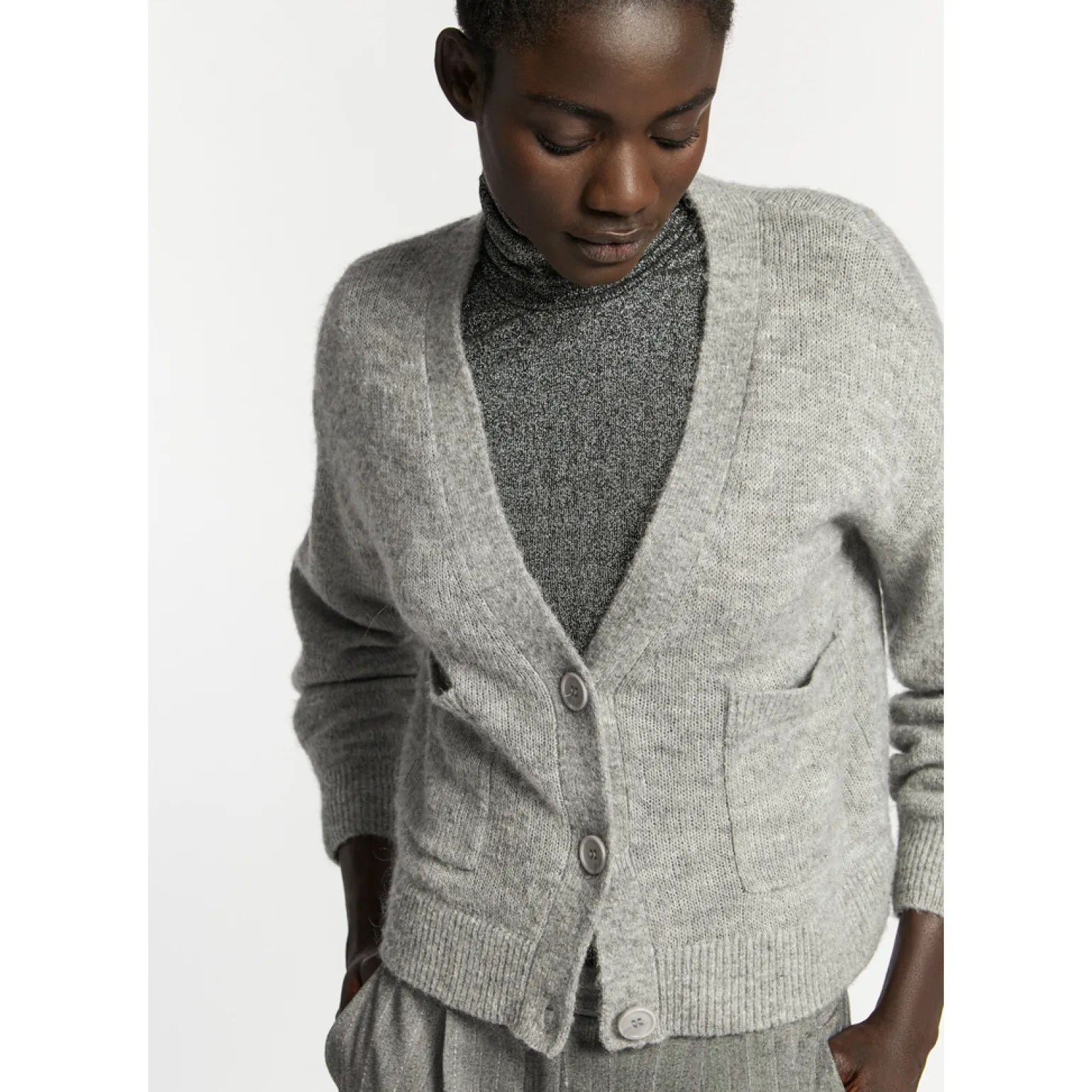 Kurzer Cardigan mit V-Ausschnitt