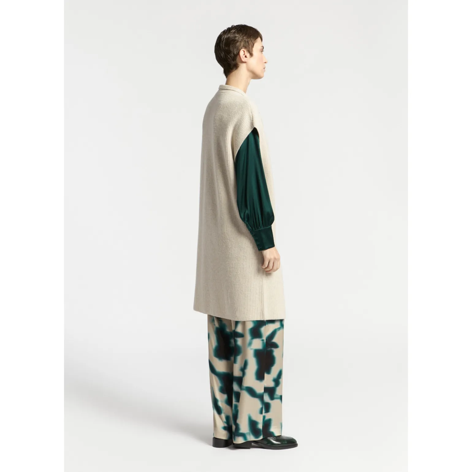 Lange ärmellose Strickjacke