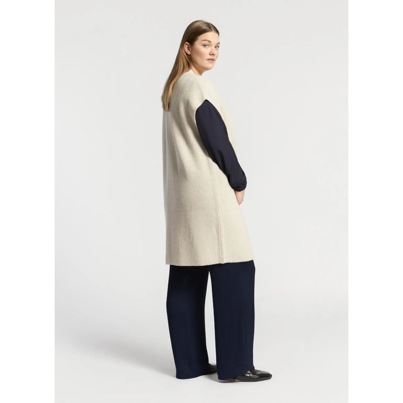 Lange ärmellose Strickjacke