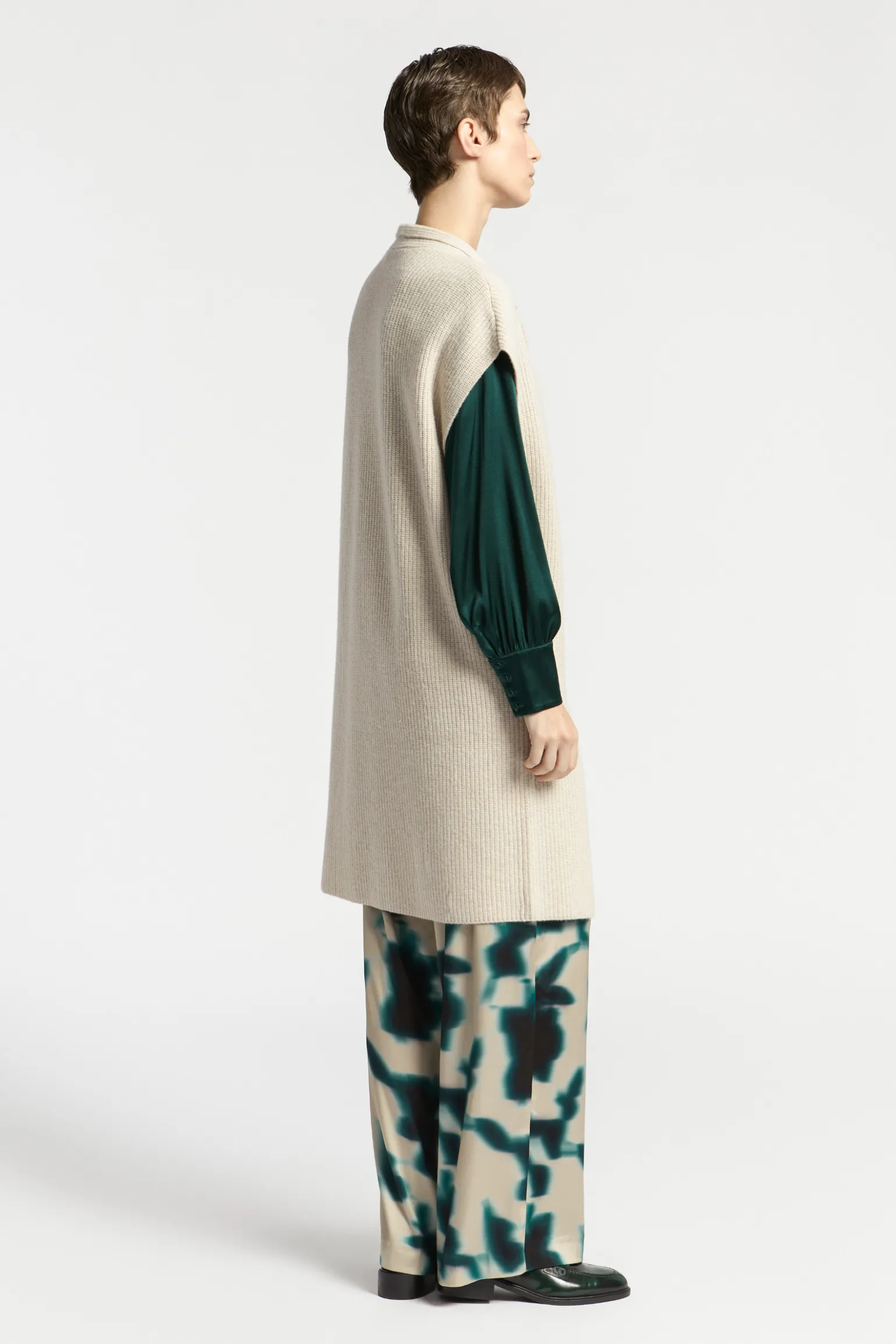 Lange ärmellose Strickjacke