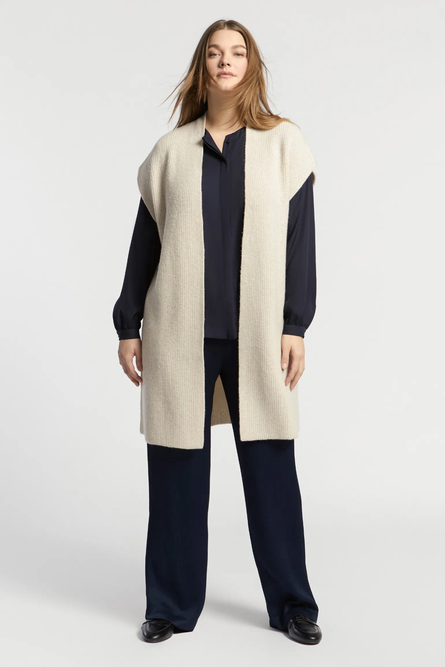 Lange ärmellose Strickjacke