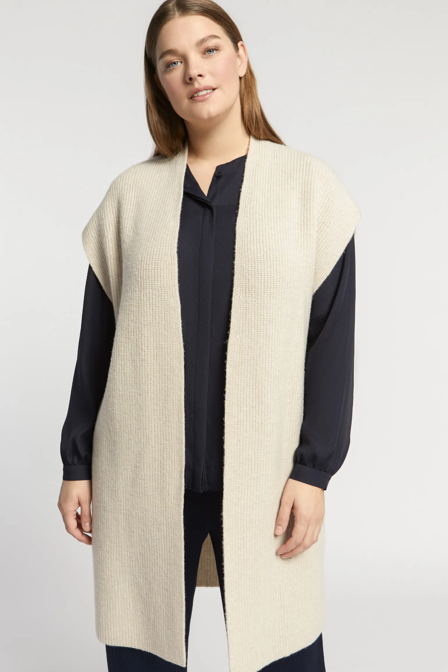 Lange ärmellose Strickjacke