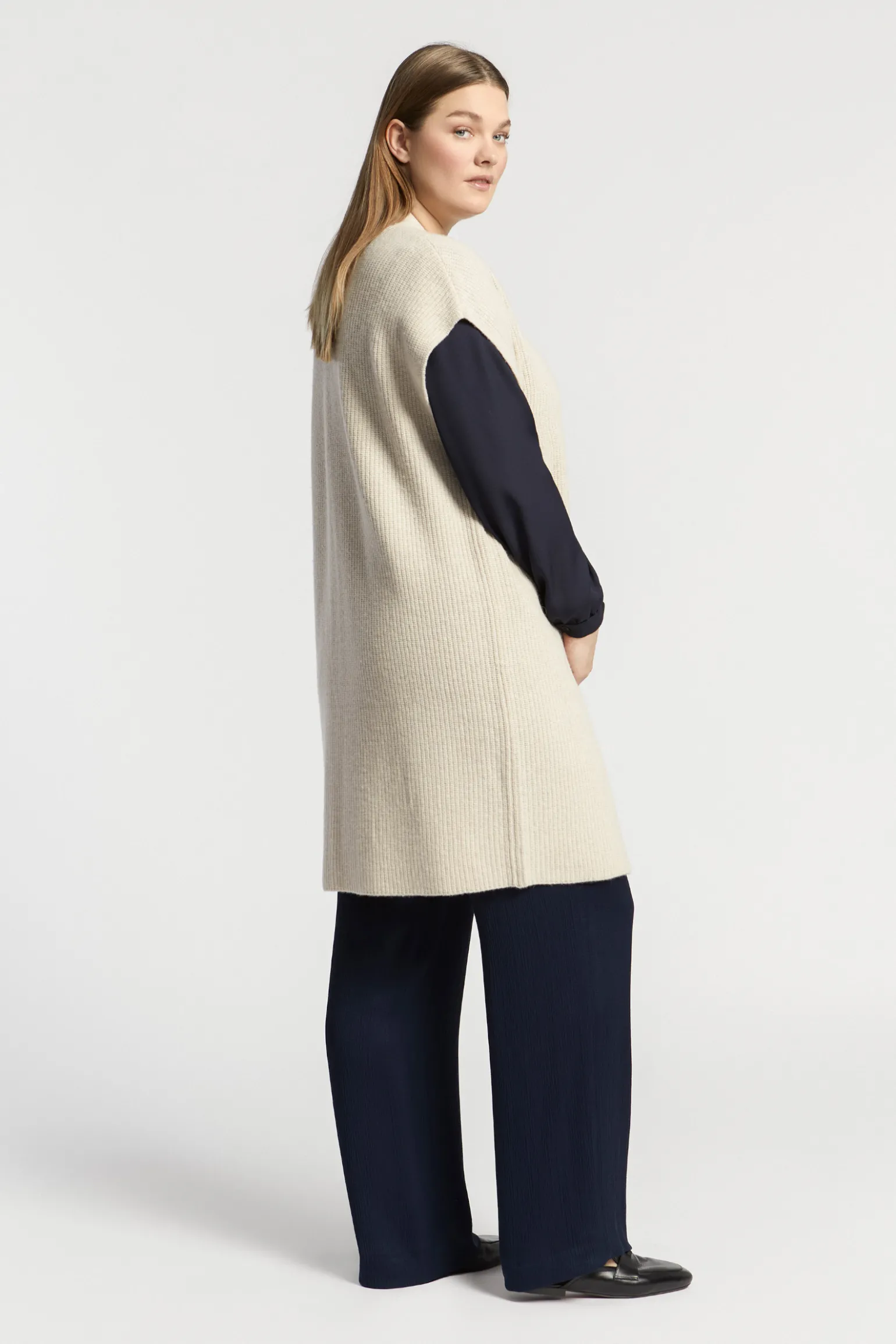 Lange ärmellose Strickjacke