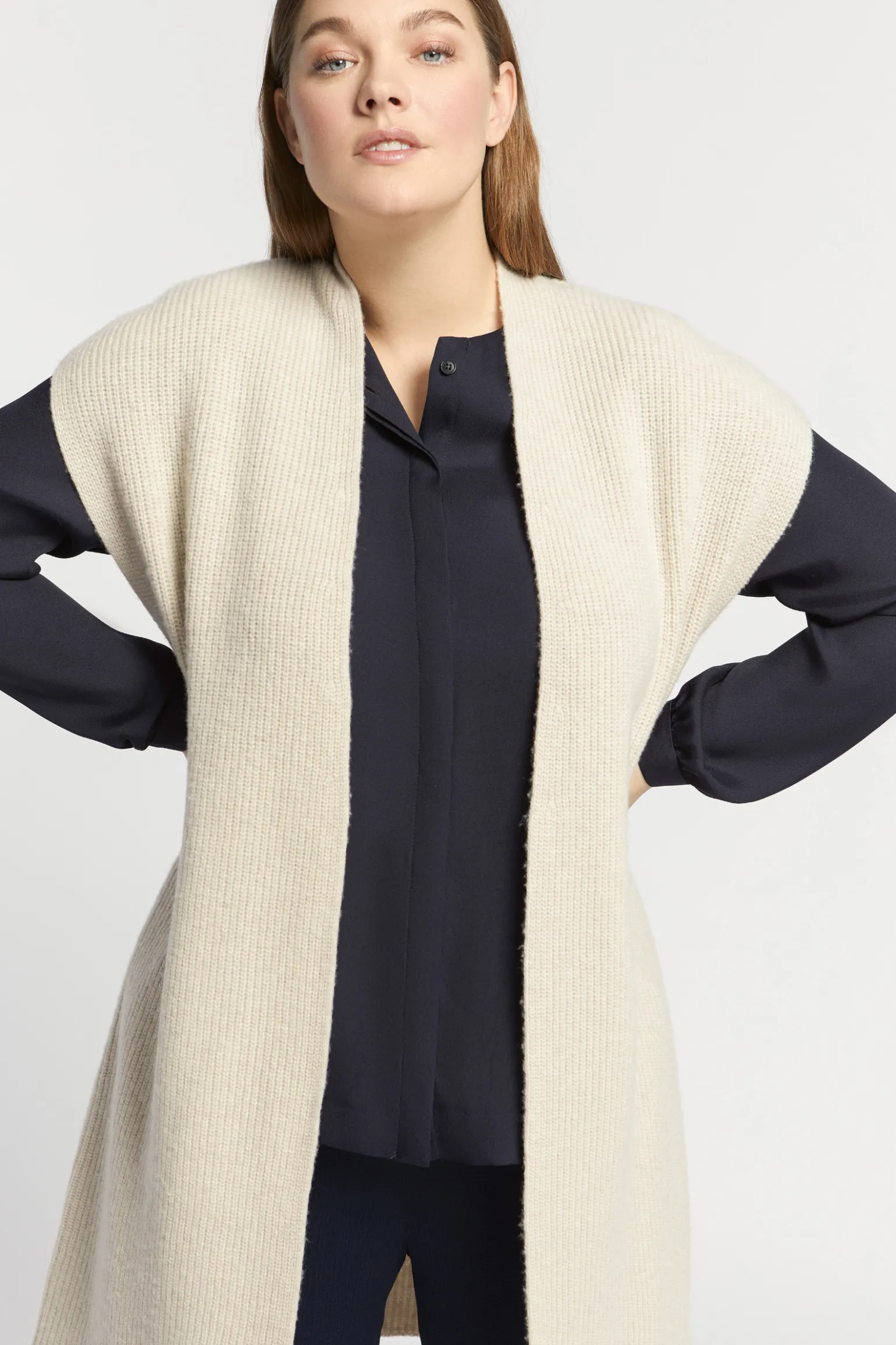 Lange ärmellose Strickjacke
