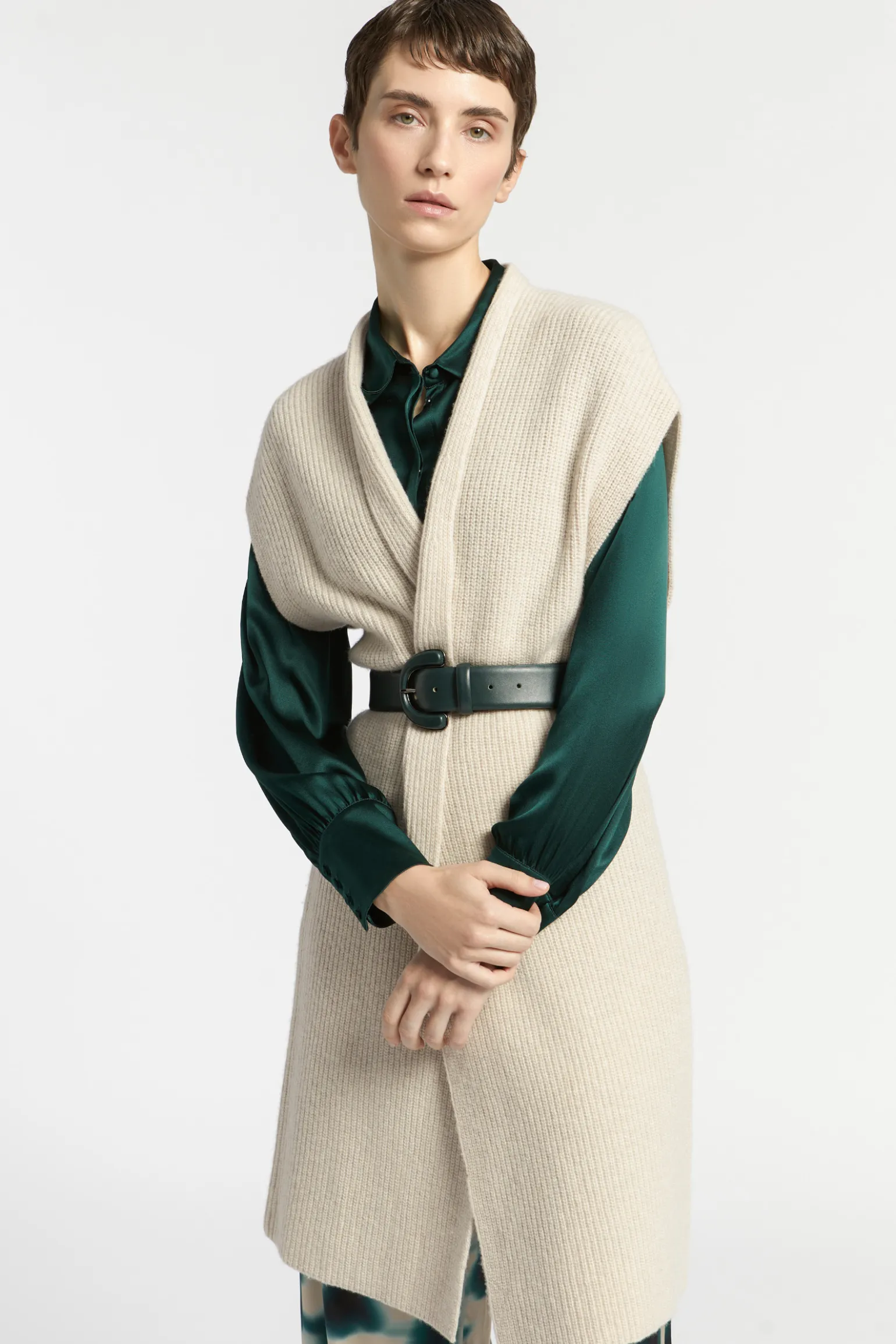 Lange ärmellose Strickjacke