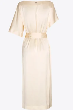 Langes Kleid in Satinoptik