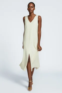 Langes Kleid mit Schlitz