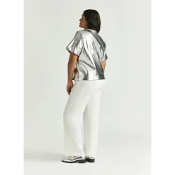 Locker fallende Hose mit weitem Bein