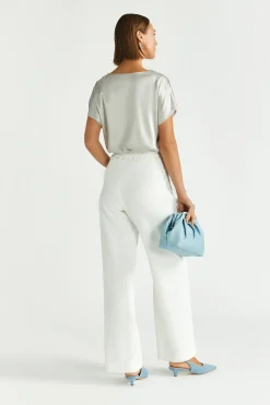 Locker fallende Hose mit weitem Bein