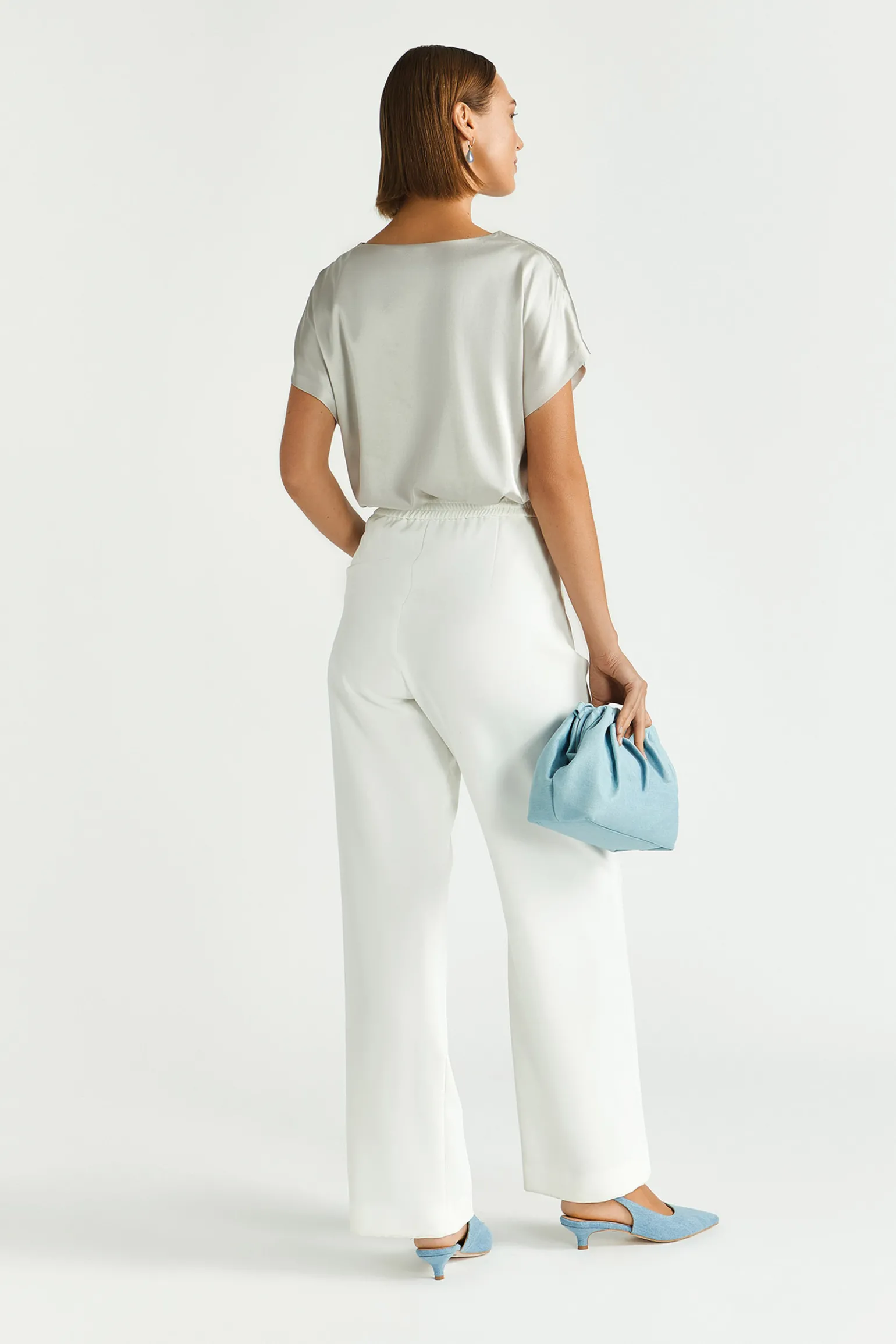 Locker fallende Hose mit weitem Bein
