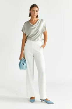 Locker fallende Hose mit weitem Bein