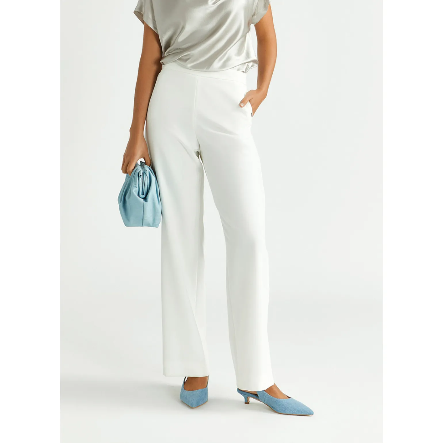 Locker fallende Hose mit weitem Bein