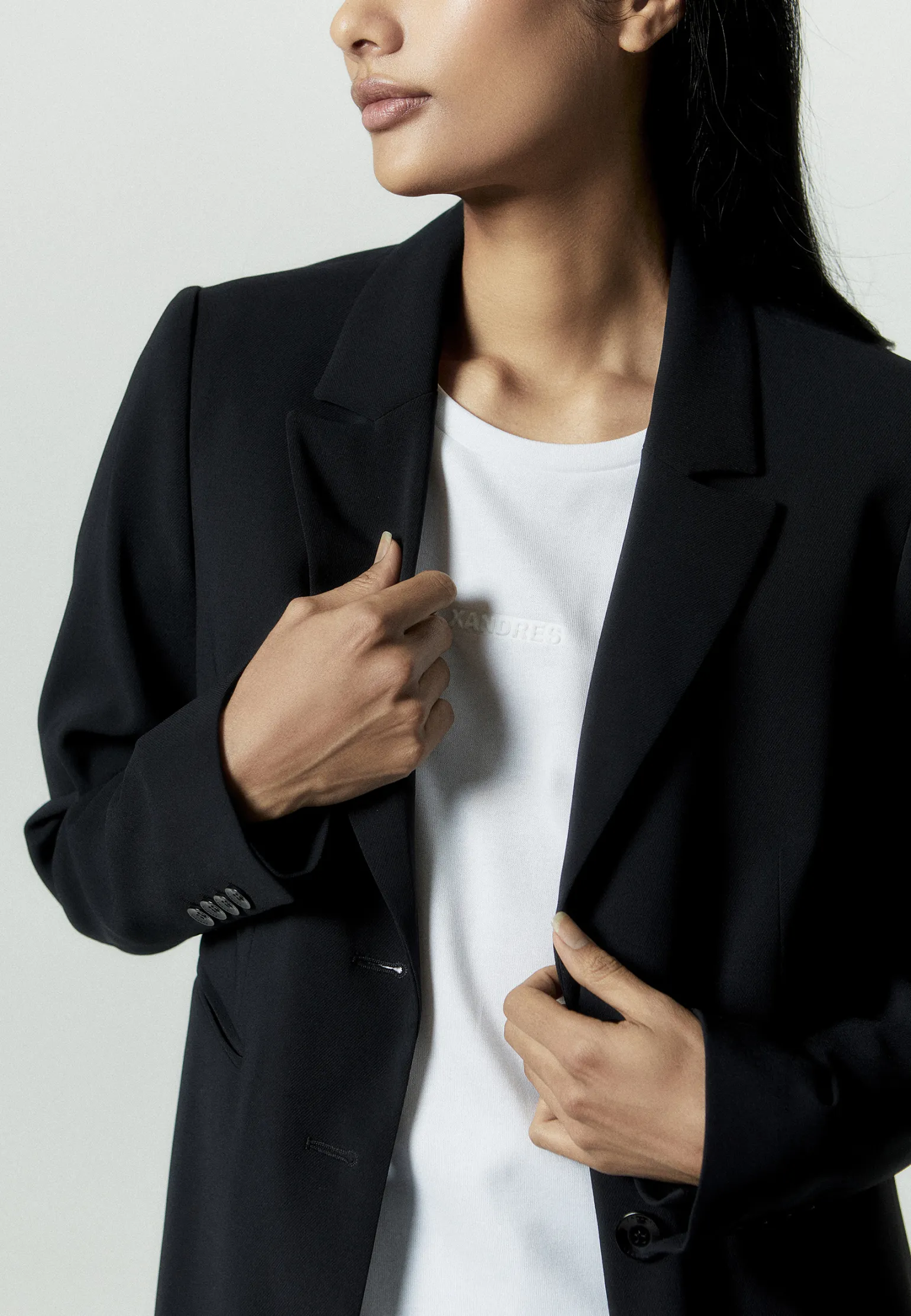 Schwarzer taillierter, knitterfreier Blazer