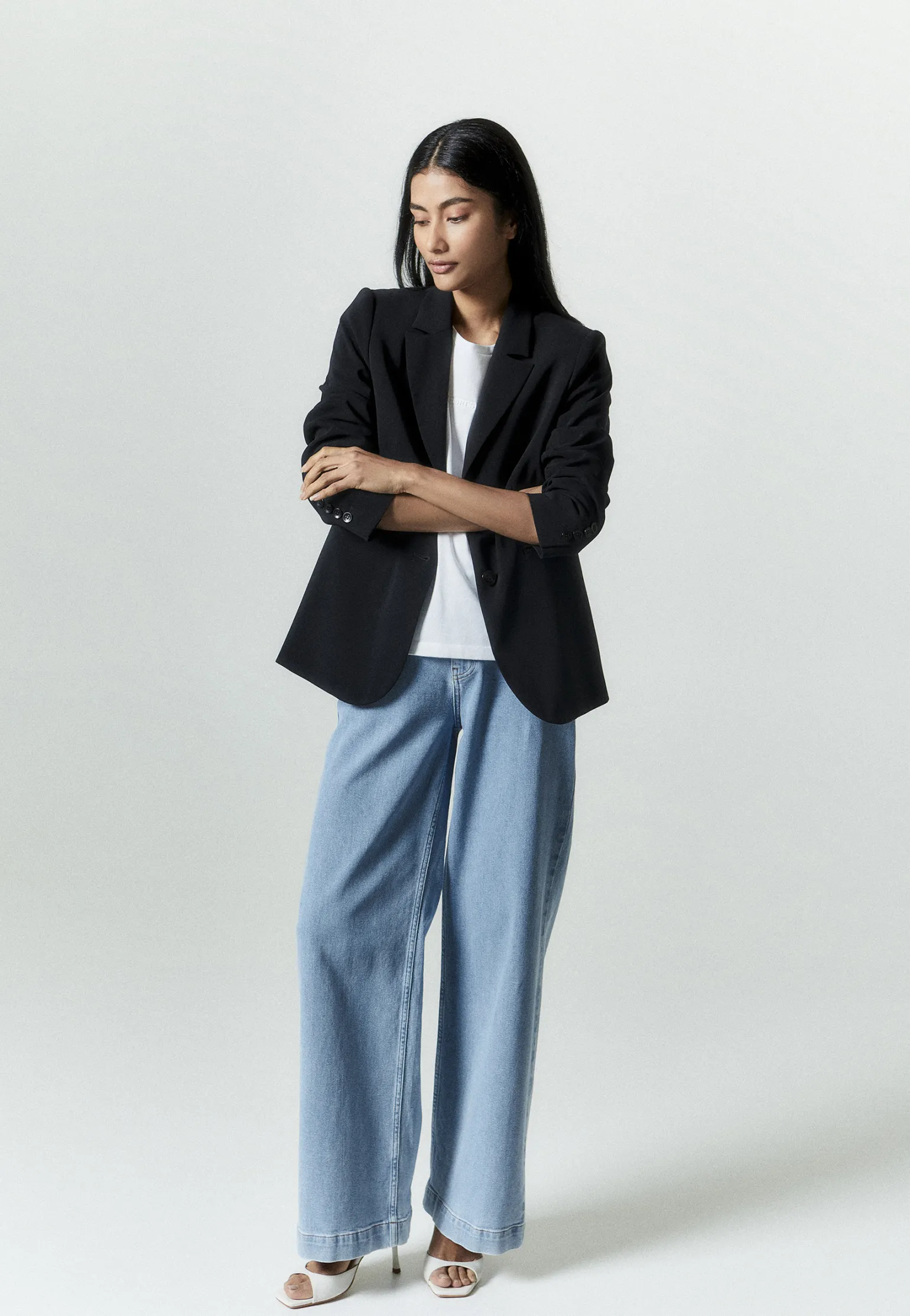 Schwarzer taillierter, knitterfreier Blazer