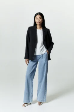 Schwarzer taillierter, knitterfreier Blazer