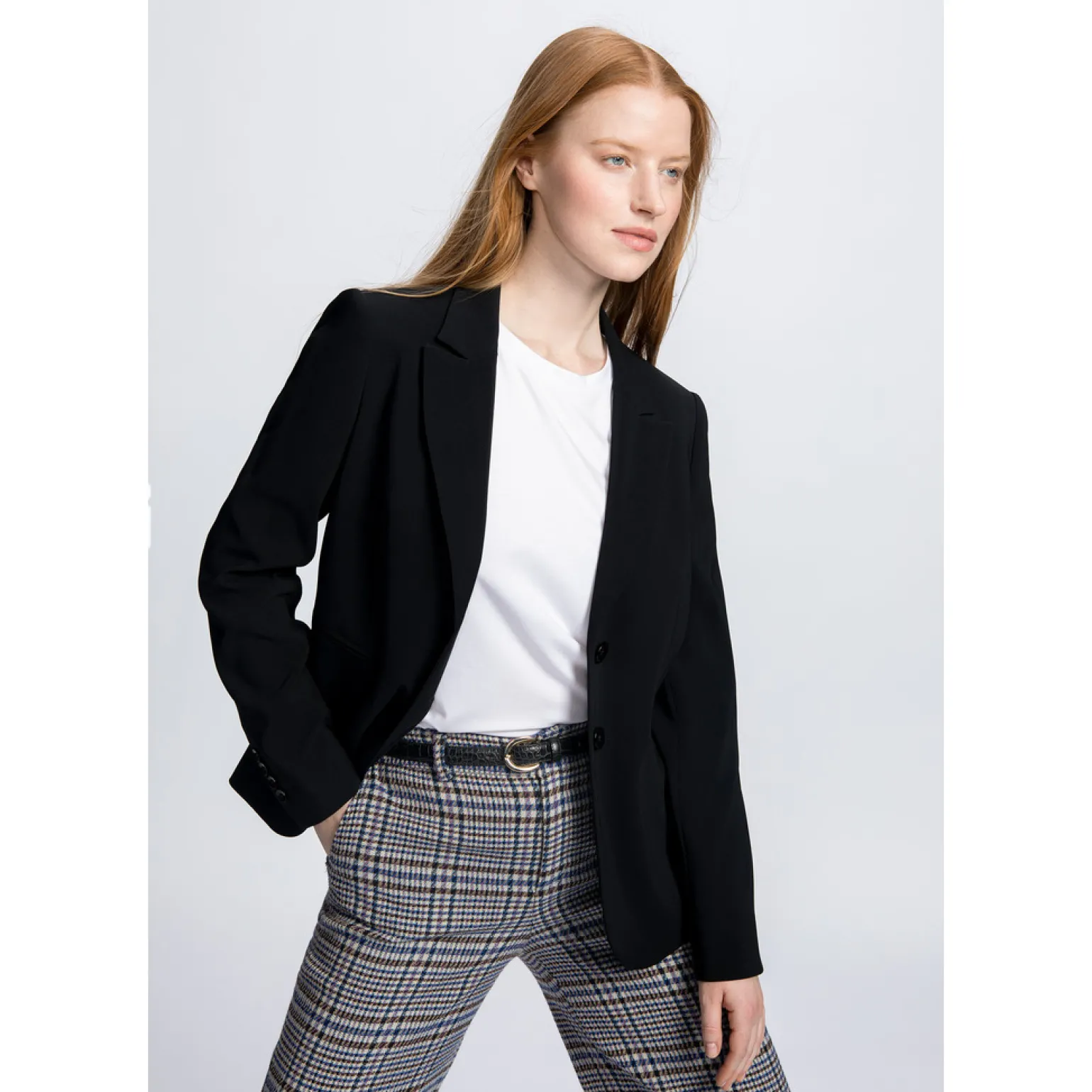 Schwarzer taillierter, knitterfreier Blazer