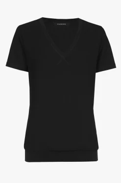 Schwarzes T-Shirt mit V-Ausschnitt.