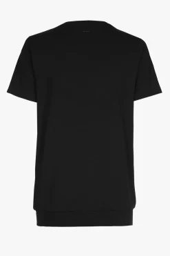 Schwarzes T-Shirt mit V-Ausschnitt.